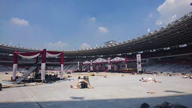 GBK Kembali Bersih, Relawan Prabowo-Sandi Pungut Sampah Pasca Kampanye Akbar